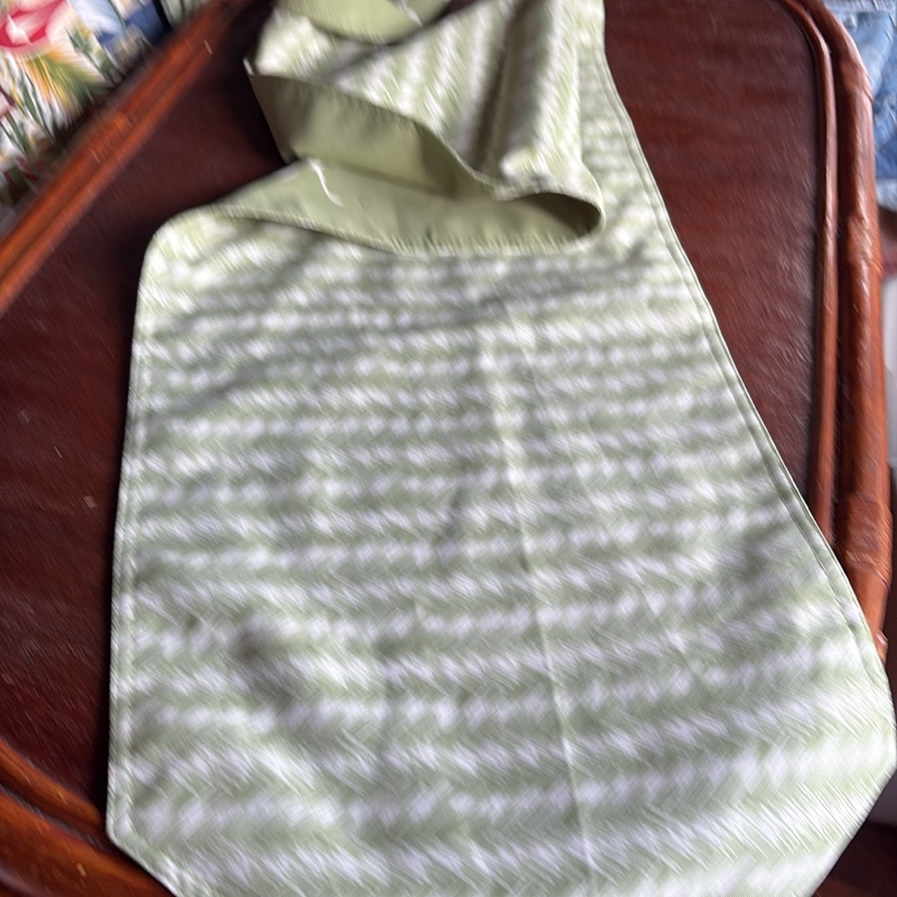 Floral Green Table Runner Monserrat/Lauhala fabric in the other. - Picture 3 of 3